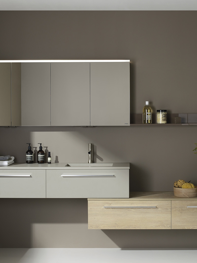 Que choisir entre une armoire de toilette et un miroir avec rangement pour la salle de bains ?