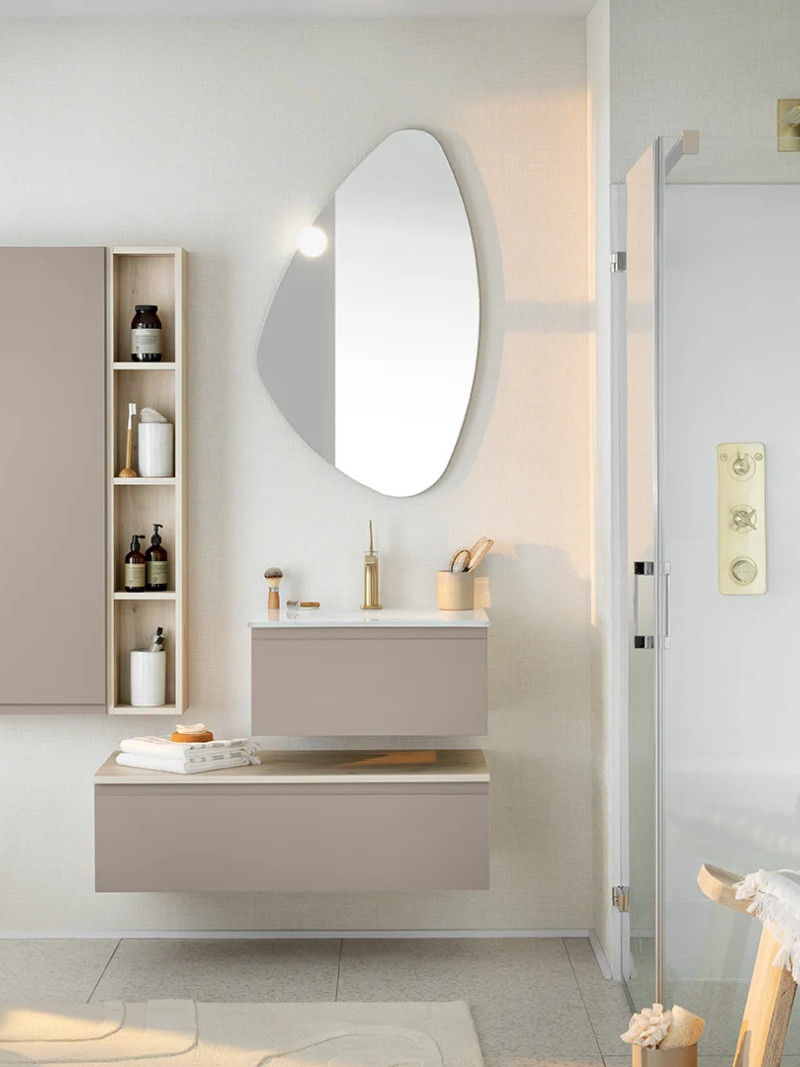 Colonne de rangement salle de bains en bois clair