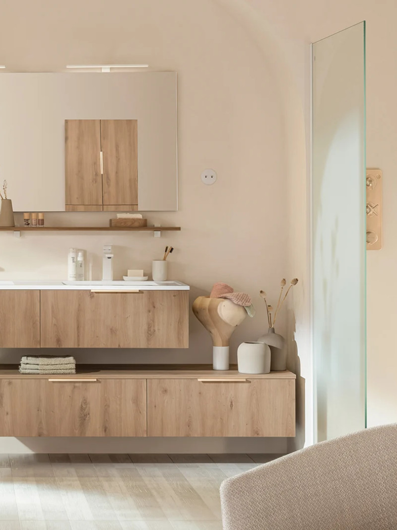 Grande salle de bains moderne avec meuble salle de bains 140 cm en bois suspendu, double vasque blanche, grand miroir rétroéclairé, baignoire îlot et tons beige naturels lumineux