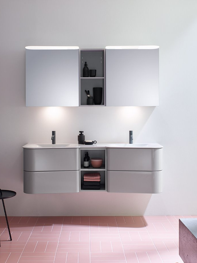 Salle de bains contemporaine avec meuble suspendu double vasque combinant tiroirs fermés et niches ouvertes centrales, rangement fonctionnel et design minimaliste avec éclairage intégré