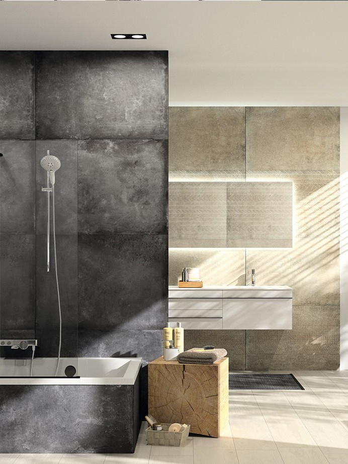 Salle de bains spacieuse, bain-douche avec paroi en verre noir mat et meuble vasque suspendu blanc, la règle des 70 cm est respectée devant chaque installation