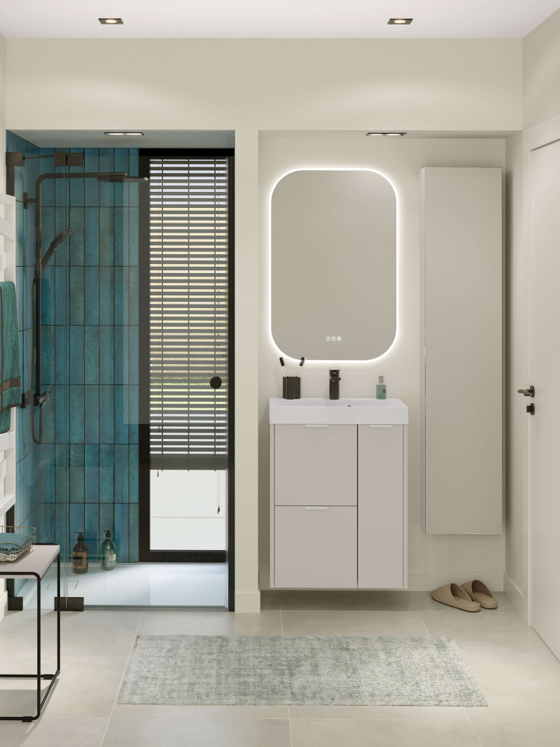 Salle de bains compacte avec douche murale, revêtement mural, idéal pour optimiser l’espace dans une petite pièce