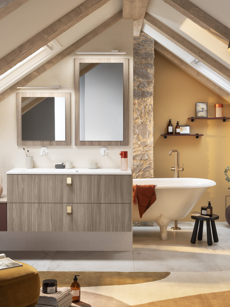 Salle de bains sous les combles mêlant modernité et ancien