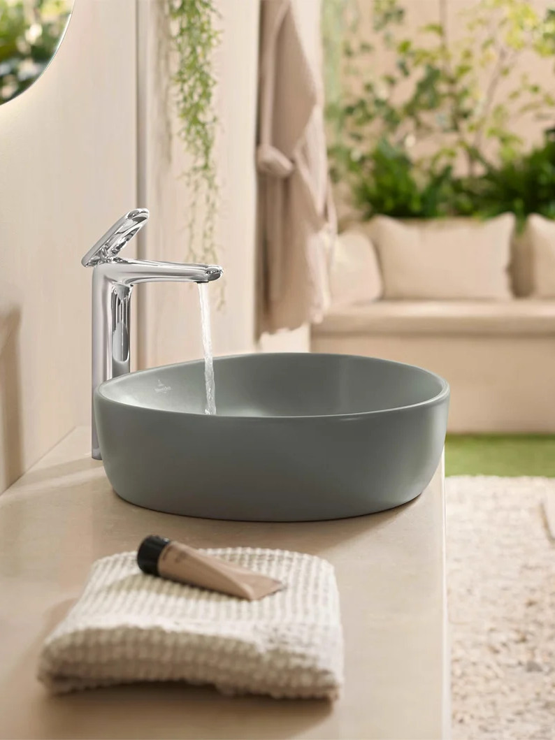 Badkamer in Japanse wabi-sabistijl België – keramische wastafel en ruw beton Facq