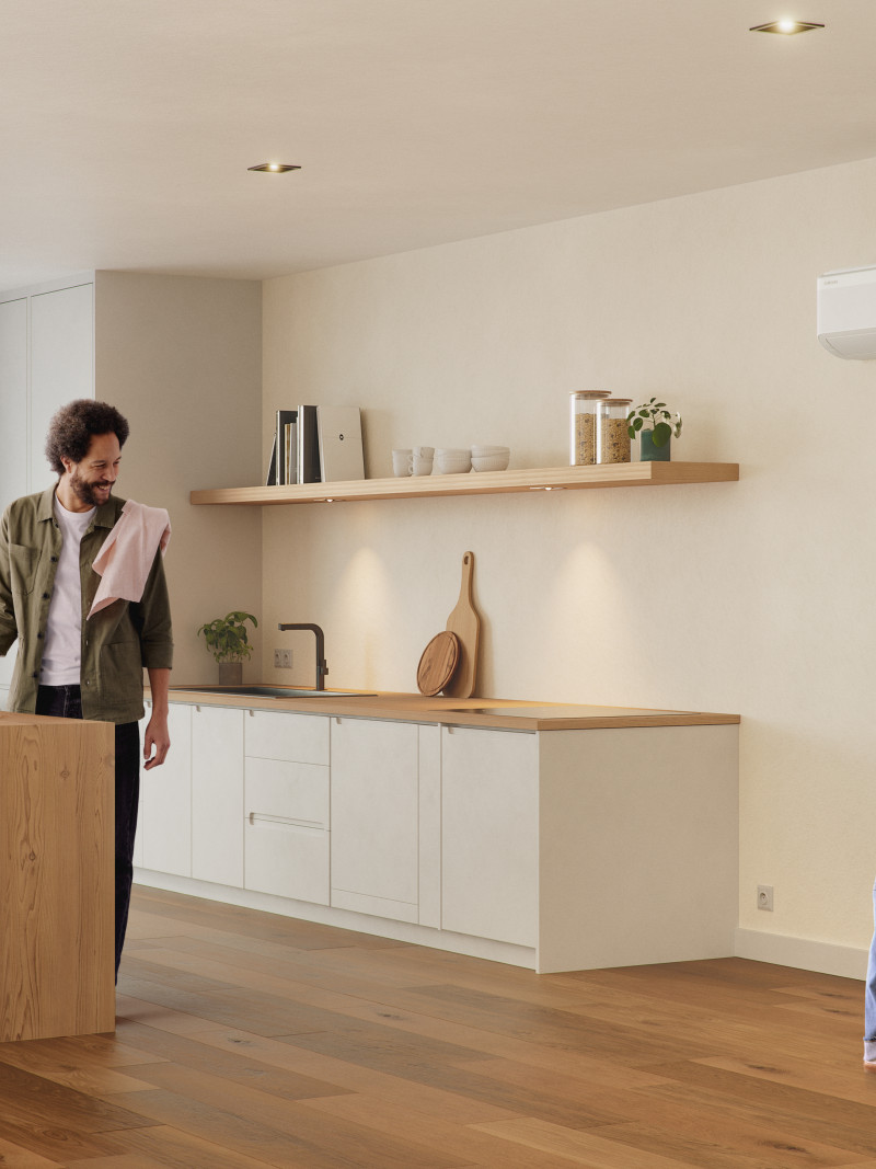 PAC air-air murale noire installée dans un salon moderne