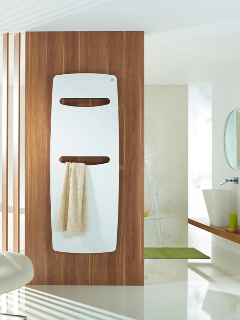 Sèche-serviettes design blanc aux lignes arrondies intégré dans une salle de bains contemporaine avec habillage bois.