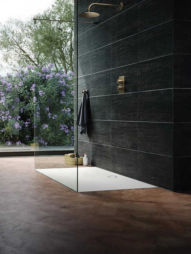 Receveur de douche extra-plat avec paroi murale