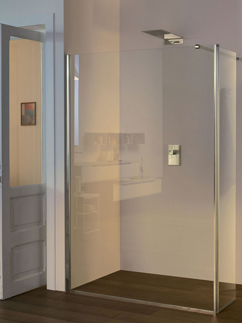 Inloopdouche met glazen scharnierdeur, praktische en waterdichte oplossing om de ruimte in een designbadkamer te optimaliseren