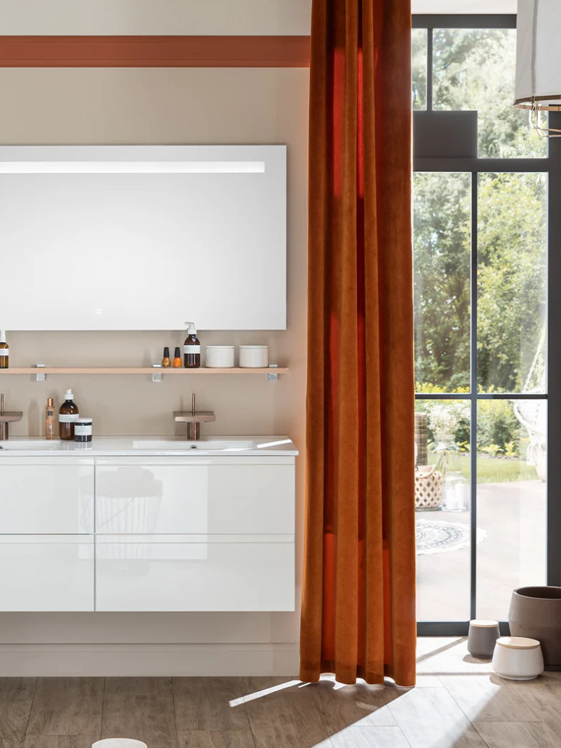 Sleek bathroom with glossy white double basin unit Facq Unique Pure inspiration, modern lines and luminous ambiance