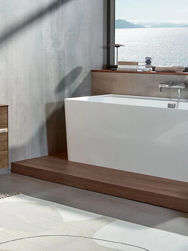 Baignoire blanche dans une salle de bain contemporaine 