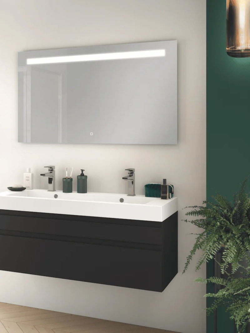 Meuble double vasque suspendu noir avec miroir LED et mur vert profond