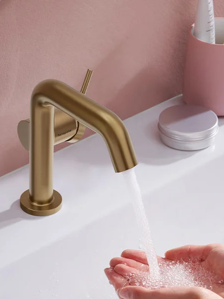 Hansgrohe mixer taps transform the bathroom into an elegant living space – and turn using water into an aesthetic experience. 