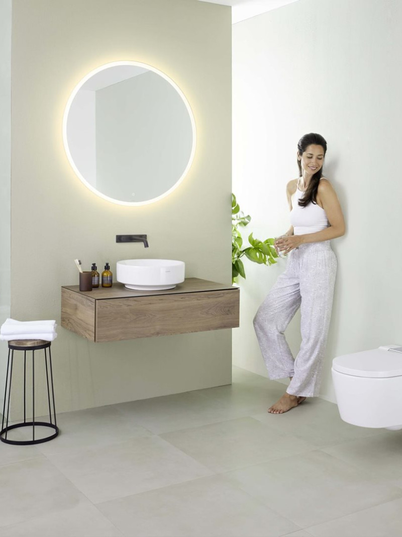 2023_Geberit-AquaClean-Sela-chrome_VariForm_with-person_2_Original-min