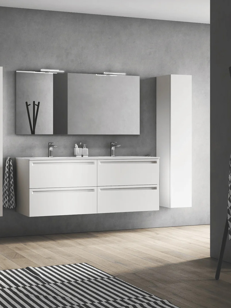 Meuble double vasque suspendu blanc avec colonnes de rangement et miroir panoramique