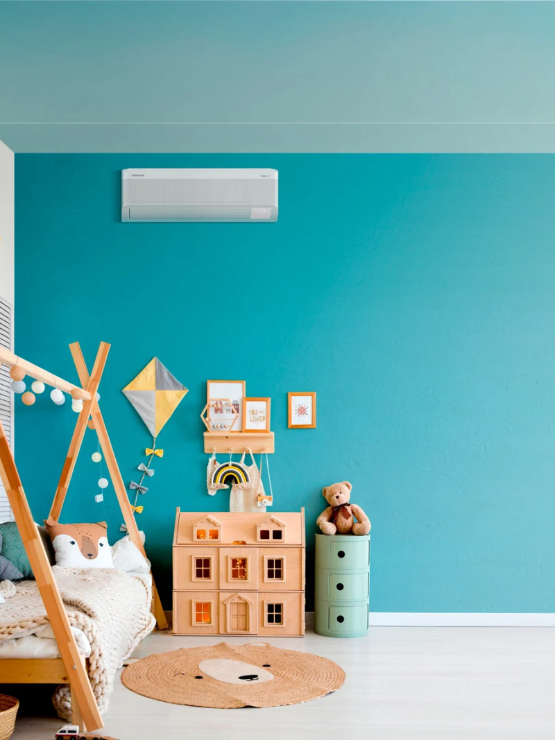 Climatiseur mural réversible installé dans une chambre d’enfant, assurant un confort thermique optimal en toute saison.