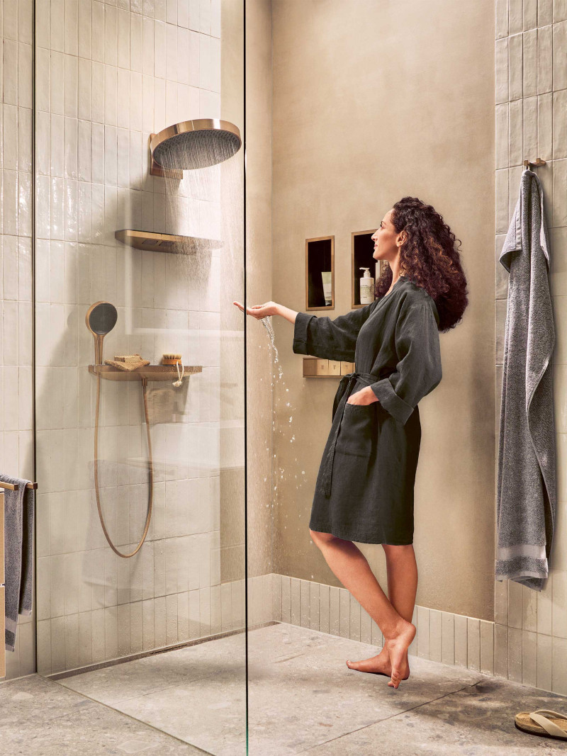 Campagne-finishplus-hero-image-bathrobe-black-web