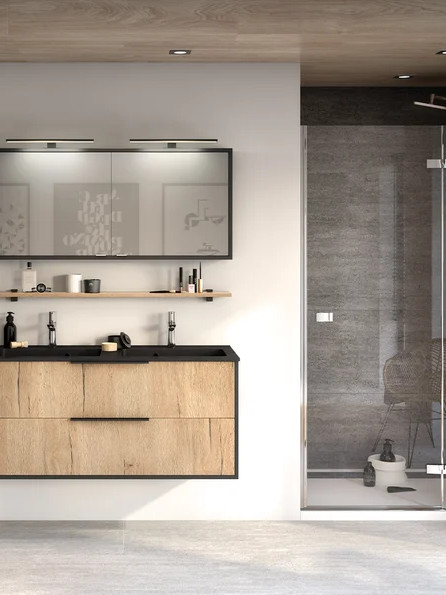 Set badkamermeubels in massief hout. Een combinatie van massief hout en industriële stijl in een moderne badkamer.
