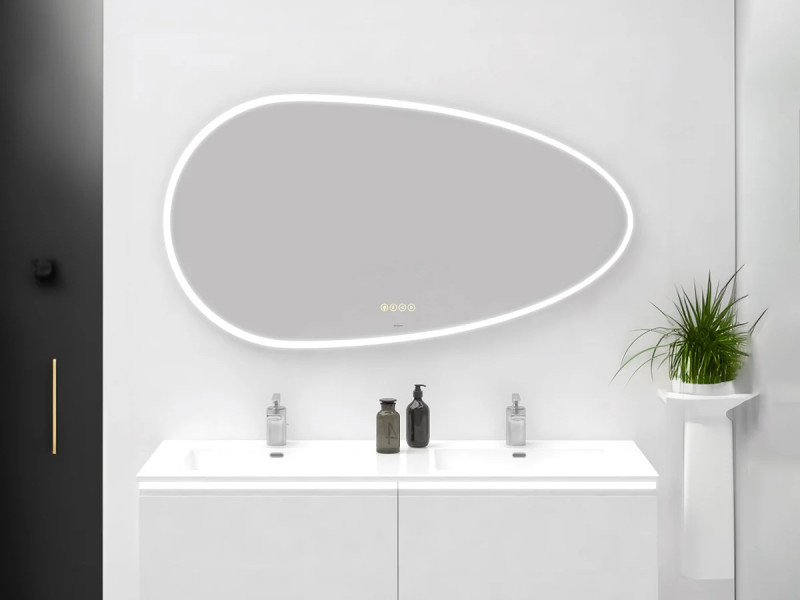 Miroir asymétrique rétro éclairé dans une salle de bains contemporaine.