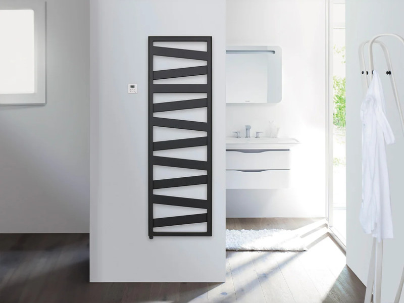 Sèche-serviettes noir graphique à lames inclinées dans une salle de bains minimaliste et lumineuse.