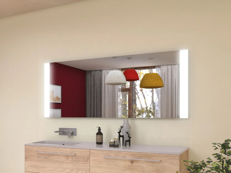 Grand miroir rectangulaire avec éclairage LED intégré au-dessus d'un meuble vasque.