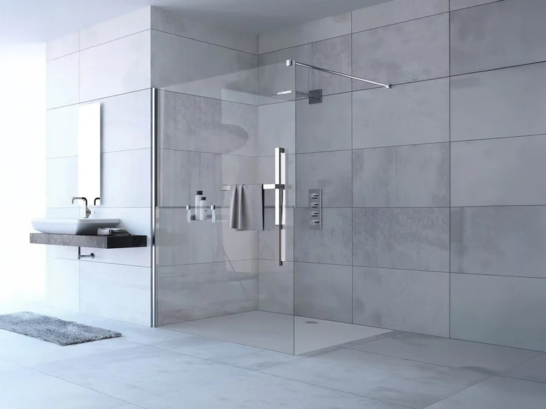 Douche à l’italienne avec pommeau de douche et colonne de douche intégrée