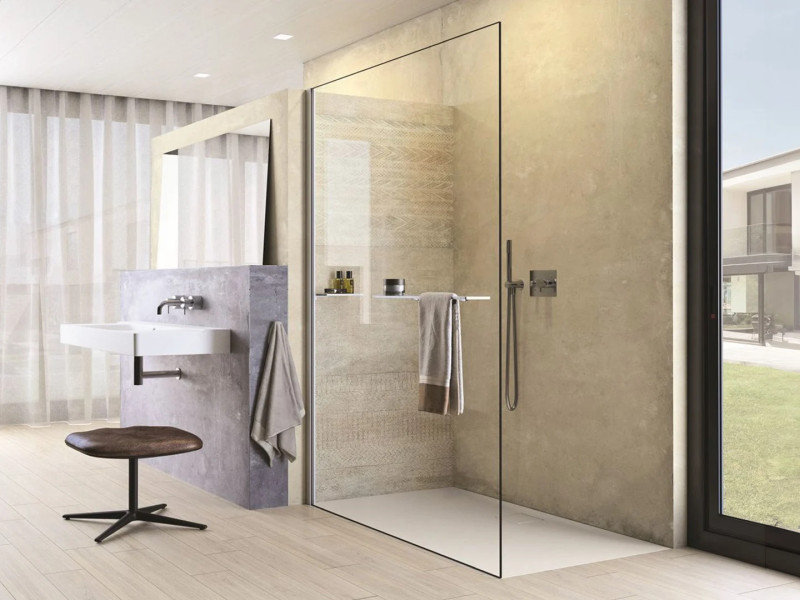 Walk-in shower with minimalist glass screen and extra-flat shower tray