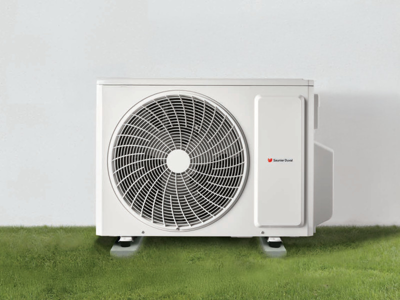 Unité extérieure de pompe à chaleur installée sur support au sol, idéale pour assurer le chauffage et la climatisation d’un logement.